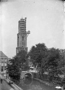 500759 Gezicht op de Domtoren (Domplein) te Utrecht, tijdens de restauratie van de lantaarn; op de voorgrond de ...